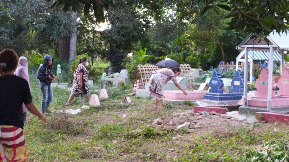 Proses evakuasi temua orok bayi oleh aparat Polsek Barombong, Gowa. IDN Times/Polsek Barombong