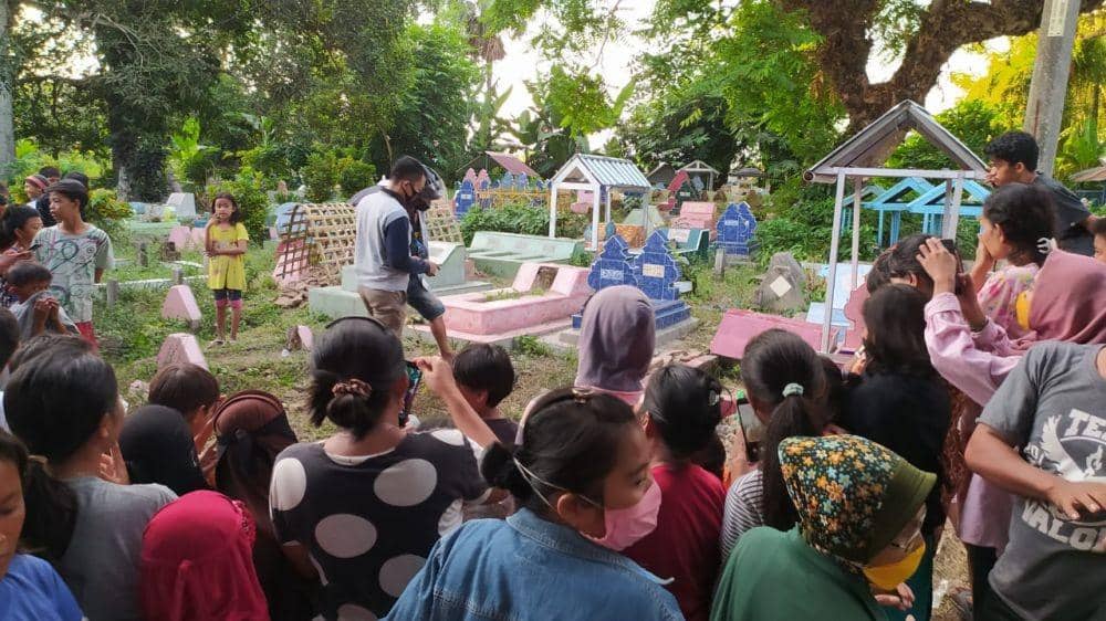 Proses evakuasi temua orok bayi oleh aparat Polsek Barombong, Gowa. IDN Times/Polsek Barombong