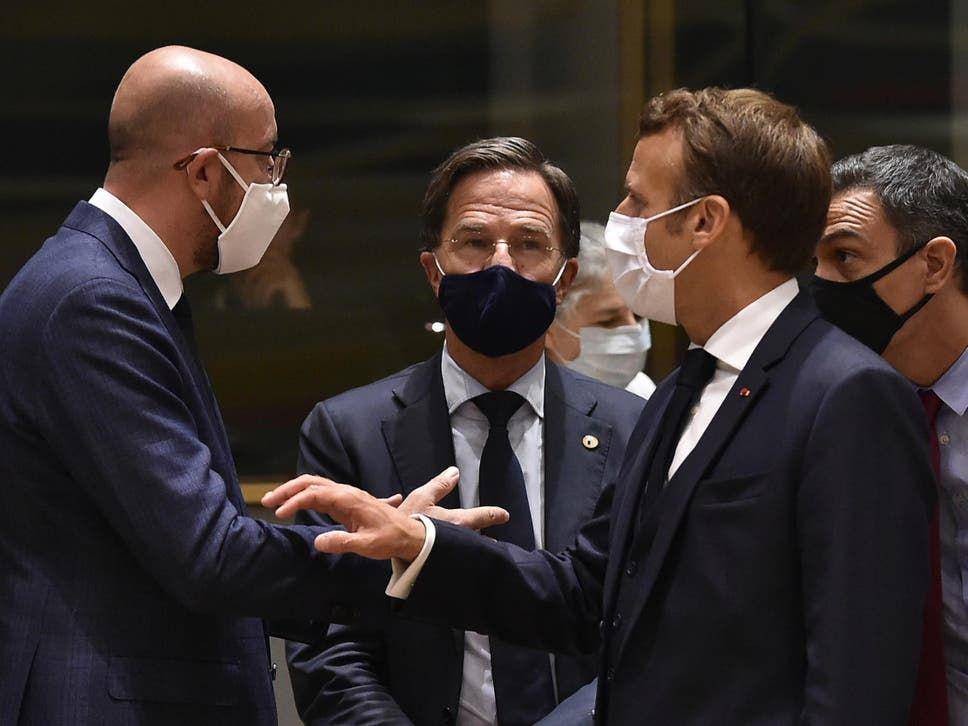 Presiden Dewan Eropa Charles Michel (kiri) berbicara dengan Presiden Prancis Emmanuel Macron (kanan) dan Perdana Menteri Belanda Mark Rutte (Tengah). (Independent)