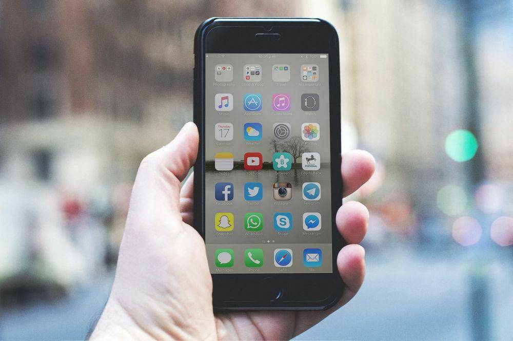 ilustrasi smartphone (unsplash.com/Saulo Mohana)