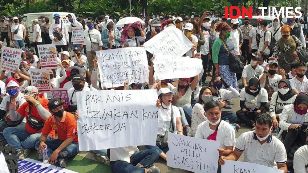 Pekerja tempat hiburan unjuk rasa di Balai Kota DKI Jakarta pada Selasa (21/7/2020) (IDN Times/Aryodamar)