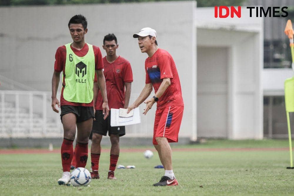 Shin Tae-yong saat memimpin latihan Timnas Indonesia (IDN Times/Herka Yanis)