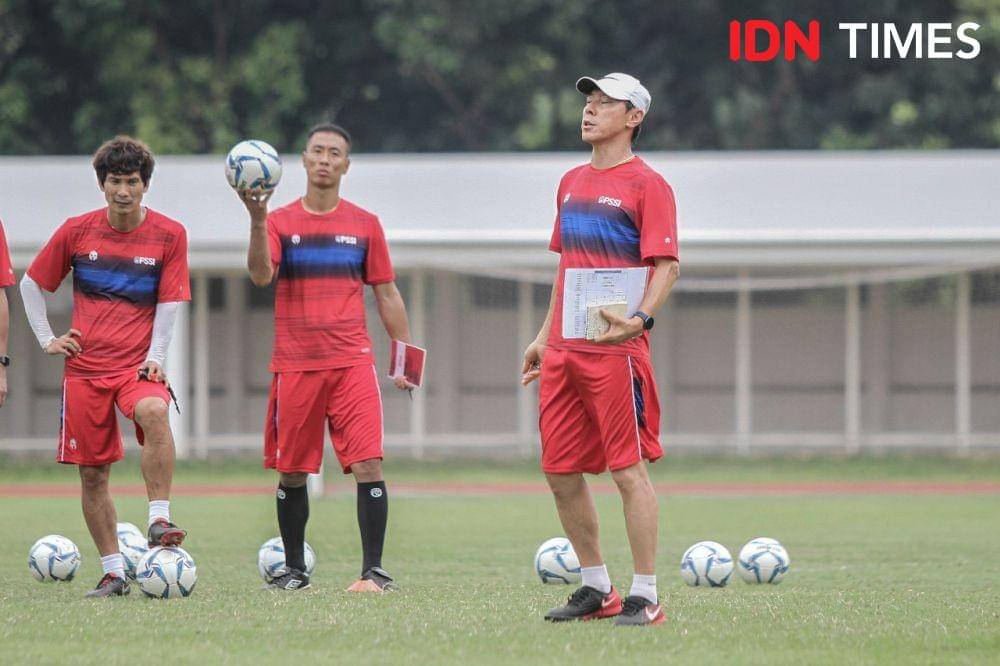 Shin Tae-yong saat memimpin latihan Timnas Indonesia (IDN Times/Herka Yanis)