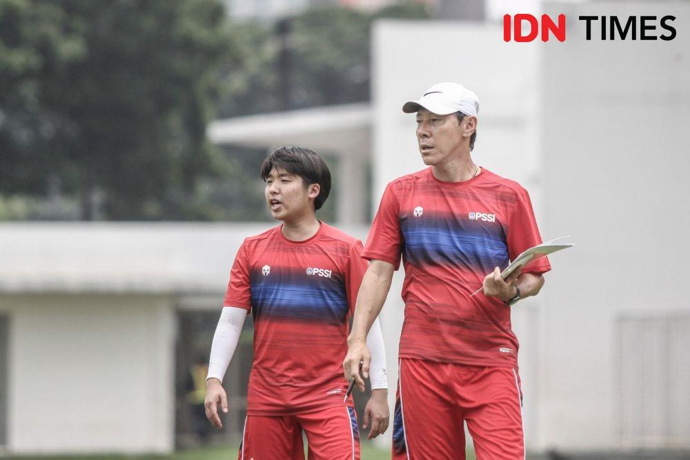 Shin Tae-yong saat memimpin latihan Timnas Indonesia (IDN Times/Herka Yanis)