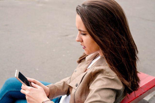 5 Zodiak yang Gengsi buat Chat Duluan Saat PDKT, Bikin Penasaran!