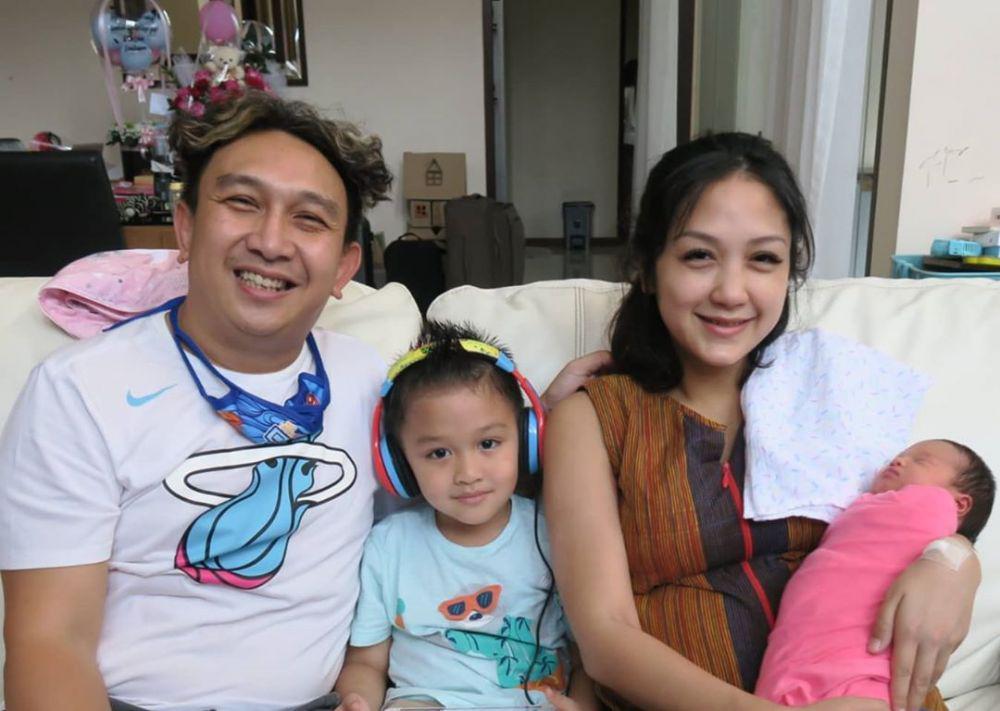 10 Potret Baby Anika, Anak Kedua Augie Fantinus yang Imut Abis!