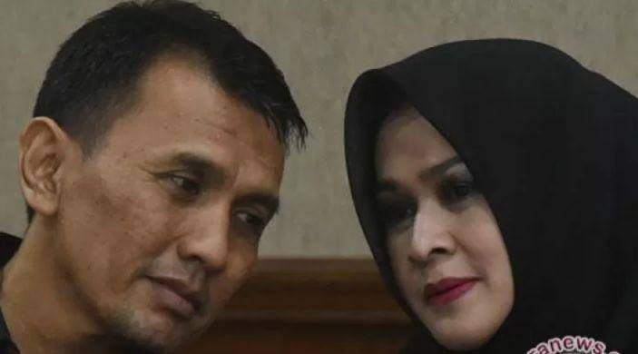 Gubernur Sumatera Utara nonaktif Gatot Pujo Nugroho (kiri) berbincang dengan istrinya Evy Susanti saat persidangan di Pengadilan Tipikor, Jakarta, Rabu (13/1) (ANTARA/Puspa Perwitasari)
