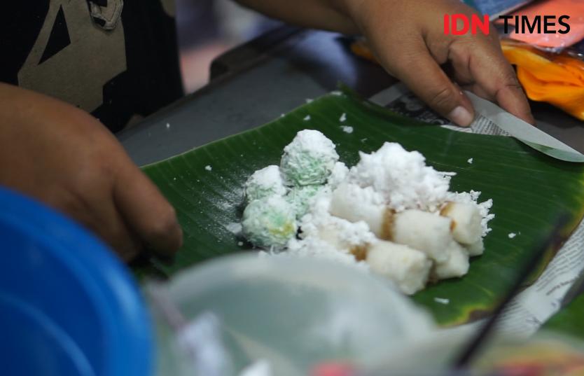 Ilustrasi jajanan tradisional klepon dan putu bumbung Nyuuss di Kota Semarang. IDN Times/Anggun Puspitoningrum