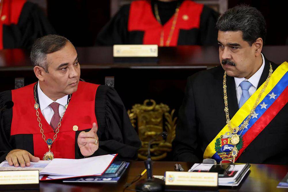 Maikel Moreno (kiri) bersama dengan Presiden Venezuela Nicholas Maduro (kanan). (Teller Report)