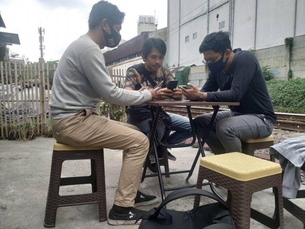 Pengunjung tengah menikmati kopi sembari menunggu kereta melintas. IDN Times/ Alfi Ramadana