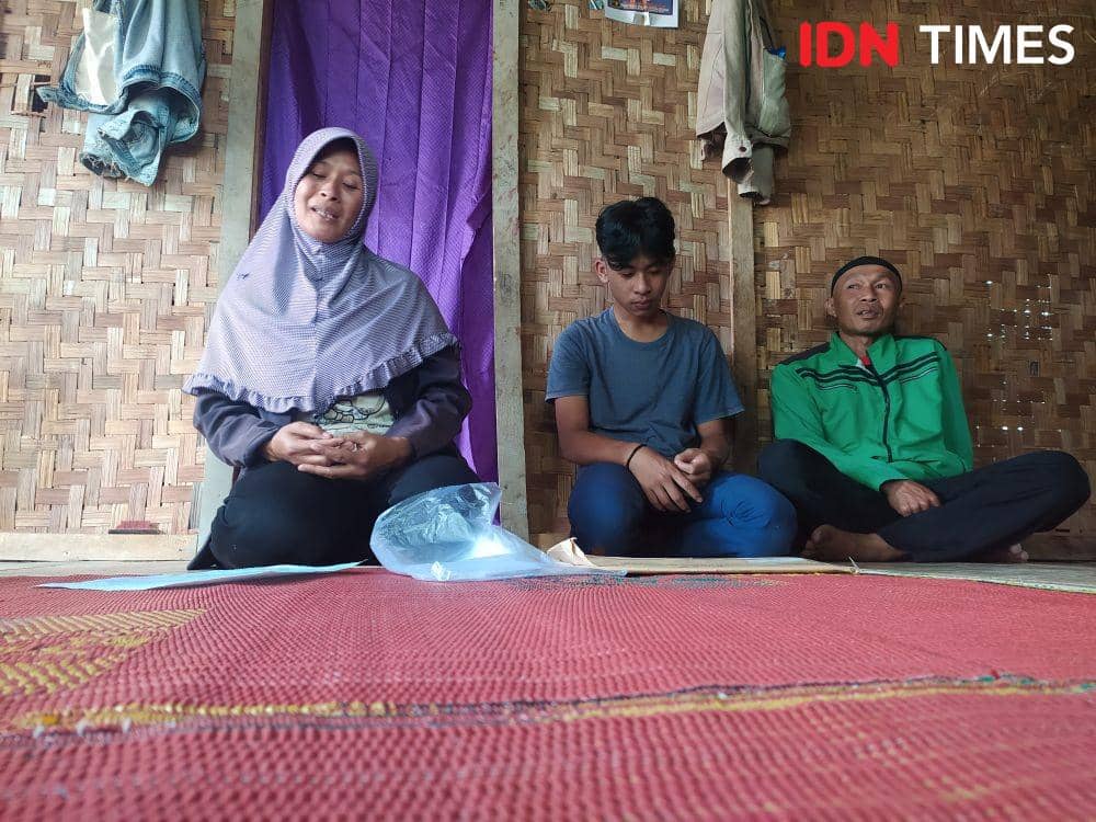 Keluarga penerima bantuan di Bandung Barat. (IDN Times/Bagus F)