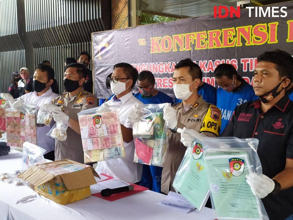 Direskrimum bersama Kabid Humas Polda Jateng menunjukan barbuk aksi perampokan di Kudus. IDN Times/Fariz Fardianto