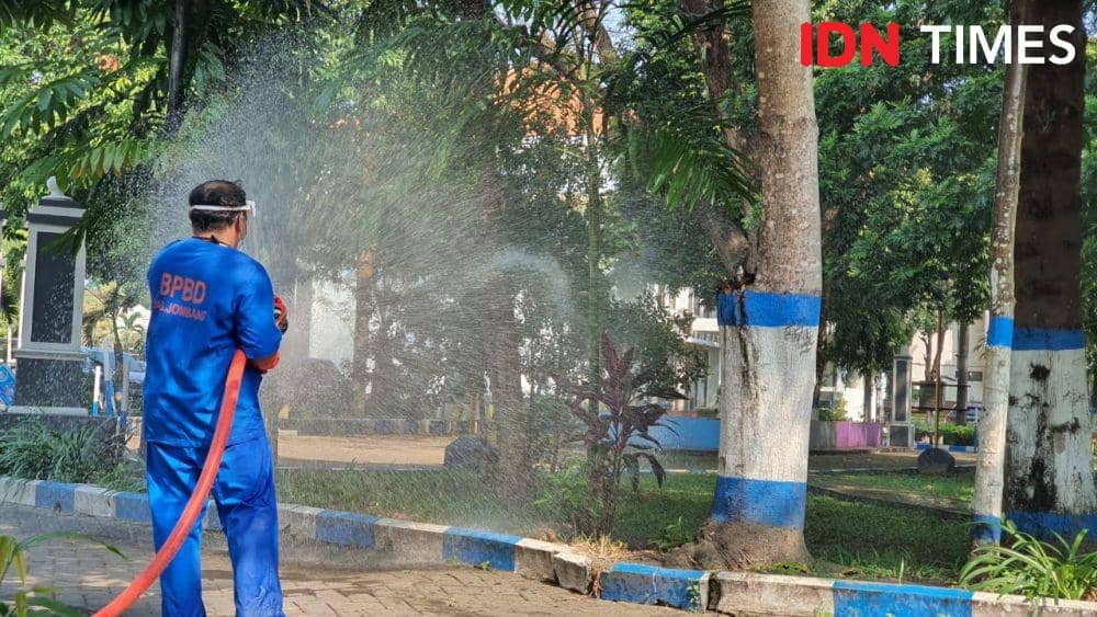 Petugas BPBD melakukan penyemprotan disinfektan di area kantor Pemkab Jombang. IDN Times/Zainul Arifin