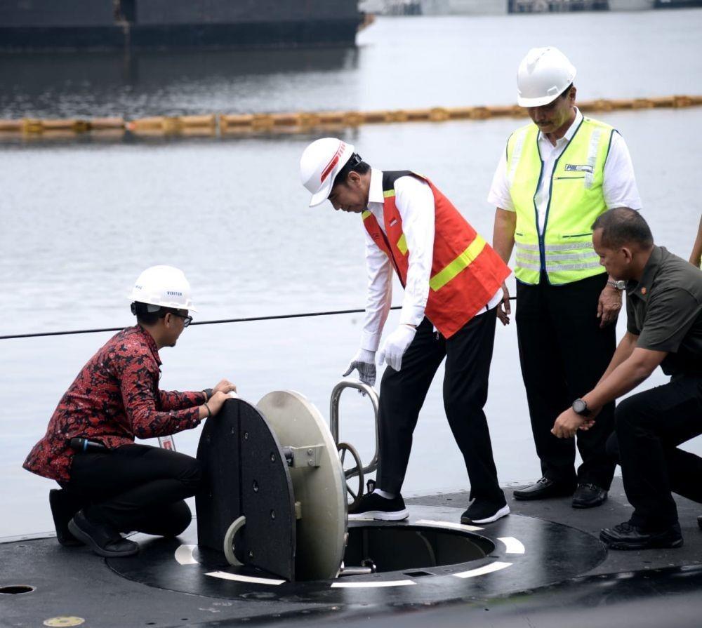 Presiden Jokowi saat tinjau kapal selam Alugoro di PT PAL Indonesia (Dok. Humas PT PAL)