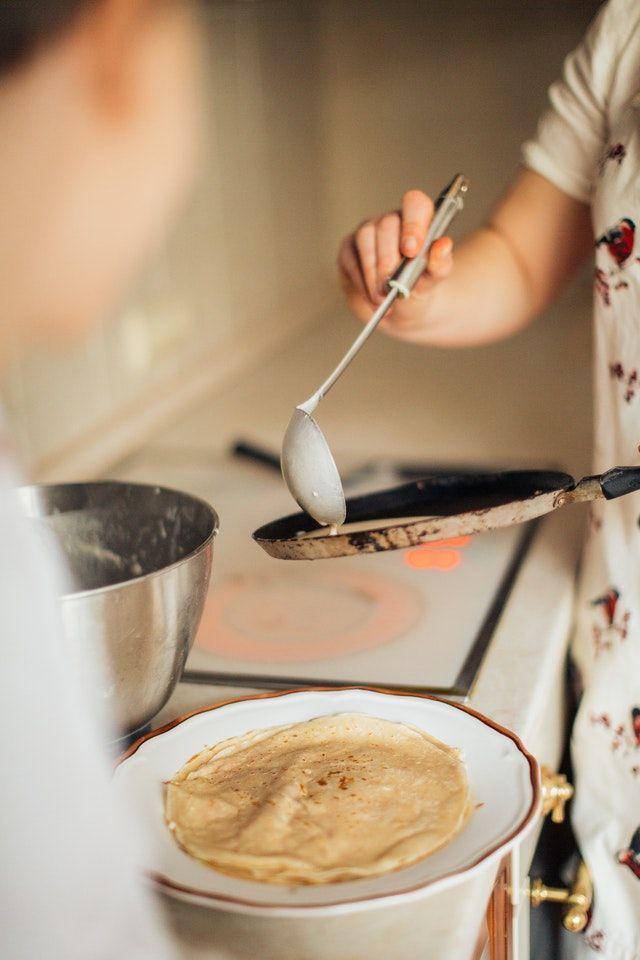 Memasak adonan dengan teflon (pexels.com/ellyfairytale)