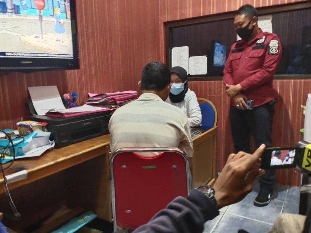 Tersangka Sr saat diperiksa penyidik Unit Reskrim Polsek Sungai Kunjang di Samarinda lantaran tega cabuli putri tirinya (Dok. Polsek Sungai Kunjang/Istimewa)