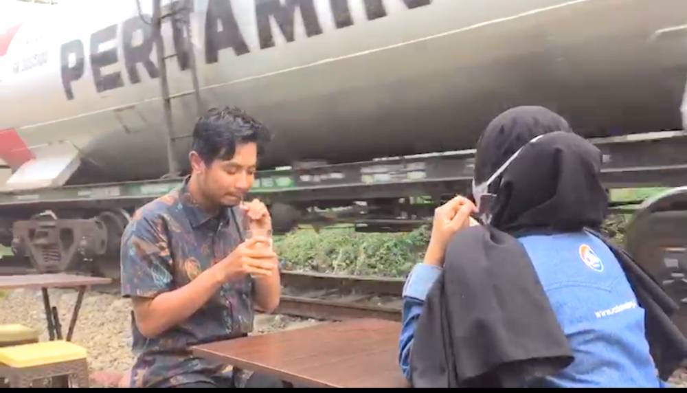 Minum kopi sambil melihat kereta melintas menjadi daya tarik tersendiri bagi pengunjung. IDN Times/ Alfi Ramadana