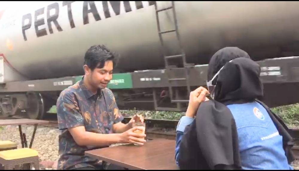Pengunjung menikmati kopi sembari melihat kereta lewat. IDN Times/ Alfi Ramadana