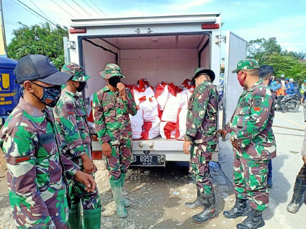 Bantuan Presiden Jokowi di Luwu Utara (Dok. IDN Times/Biro Pers Kepresidenan)