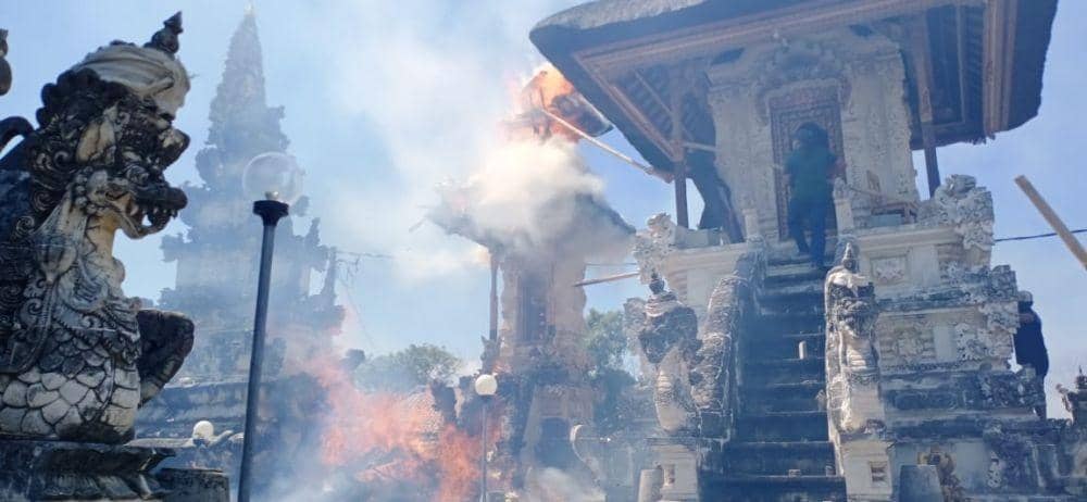 Kulkul Bulus Berbunyi, Pura Dalem di Nusa Penida Kebakaran Hebat