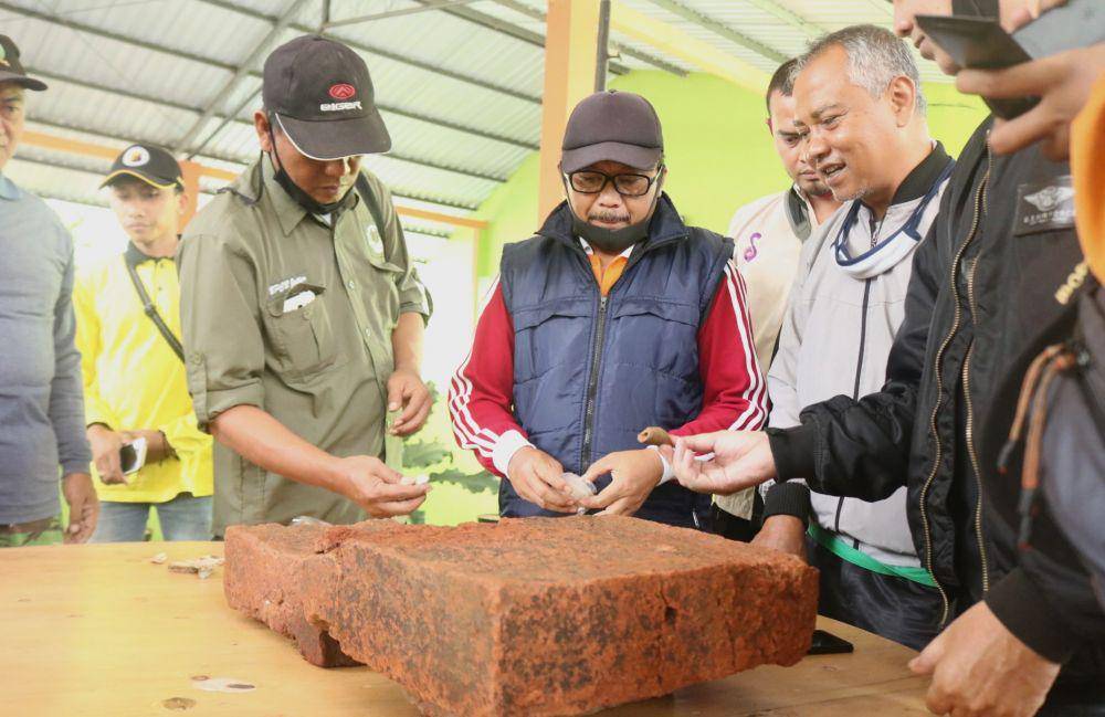 Batu bata kuno yang ditemukan di lahan milik warga Desa Langlang, Singosari. IDN Times/ Alfi Ramadana