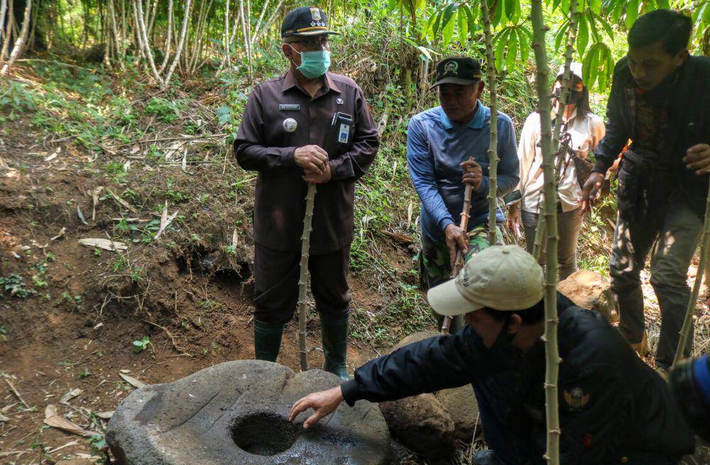 Ditemukan juga lumpang didekat penemuan struktur bata kuno di Desa Langlang. IDN Times/ Alfi Ramadana