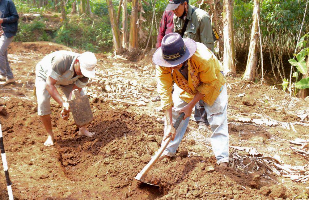Warga membantu proses penggalian struktur bata kuno yang ditemukan di Desa Langlang, Singosari. IDN Times/ Alfi Ramadana