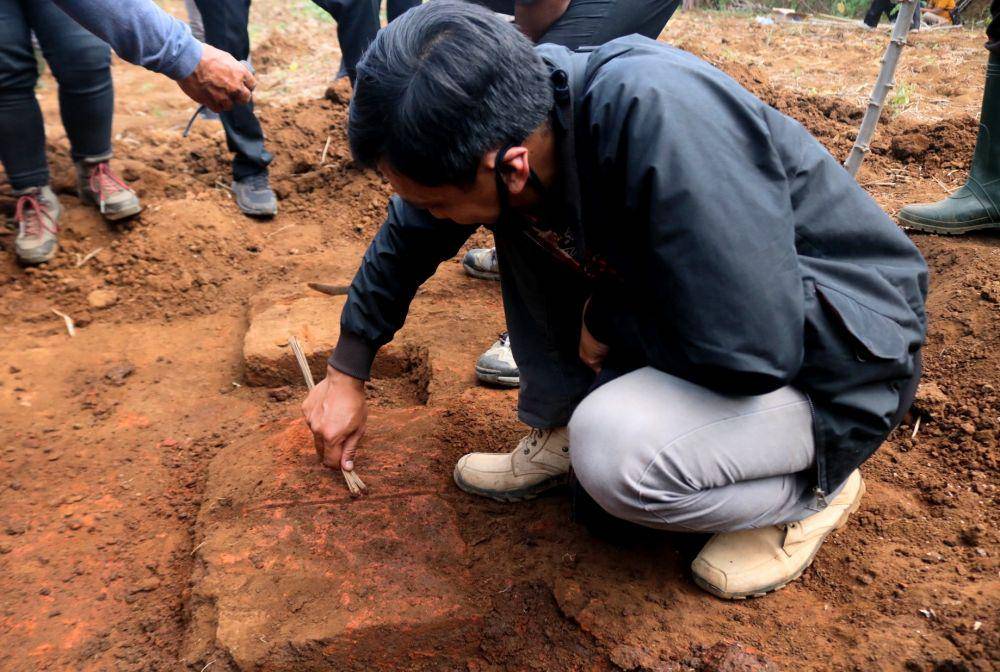 Petugas dari BPCB melakukan pembersihan untuk identifkasi awal Struktur Bata kuno yang ditemukan di Desa Langlang. IDN Times/ Alfi Ramadana