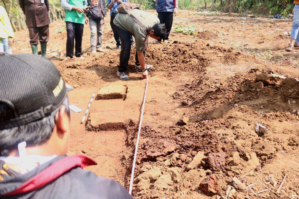 Pengukuran dilakukan untuk mencari tahu bangunan apa struktur bata kuno tersebut. IDN Times/ Alfi Ramadana