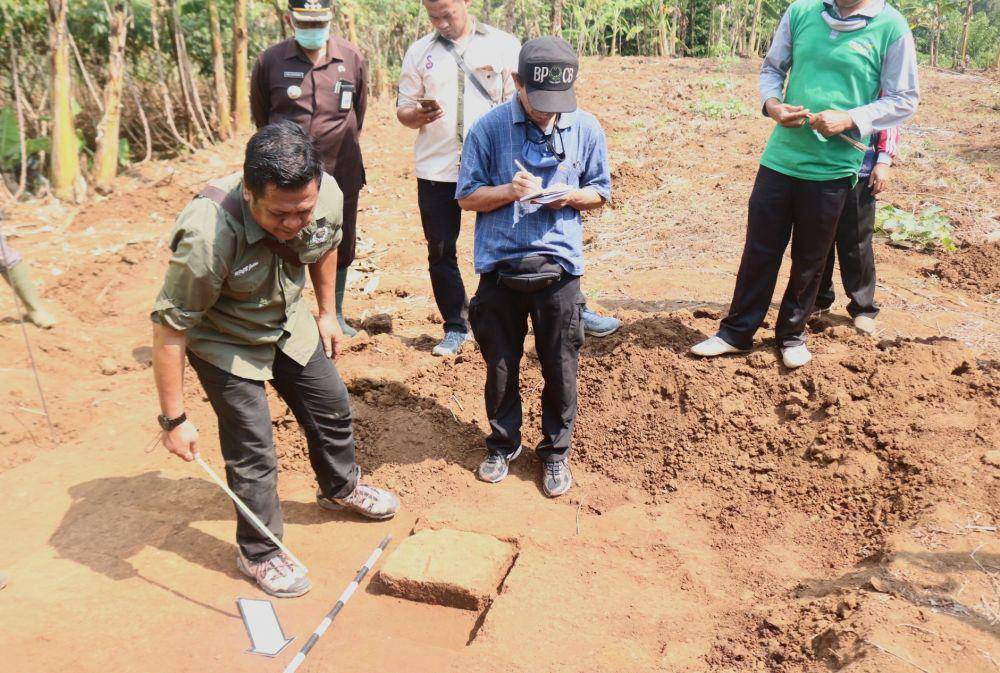 Tim BPCB melakukan pengukuran dan identifikasi awal terhadap temuan struktur bata kuno di Desa Langlang, Singosari. IDN Times/ Alfi Ramadana
