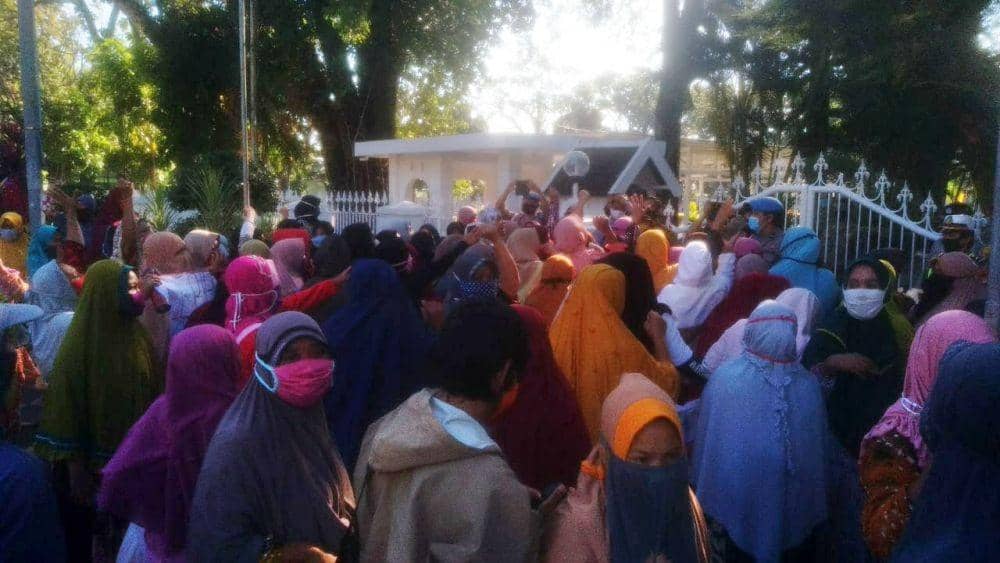 Demo di Rujab, Ibu-Ibu Pulau Minta Gubernur Setop Penambangan Pasir
