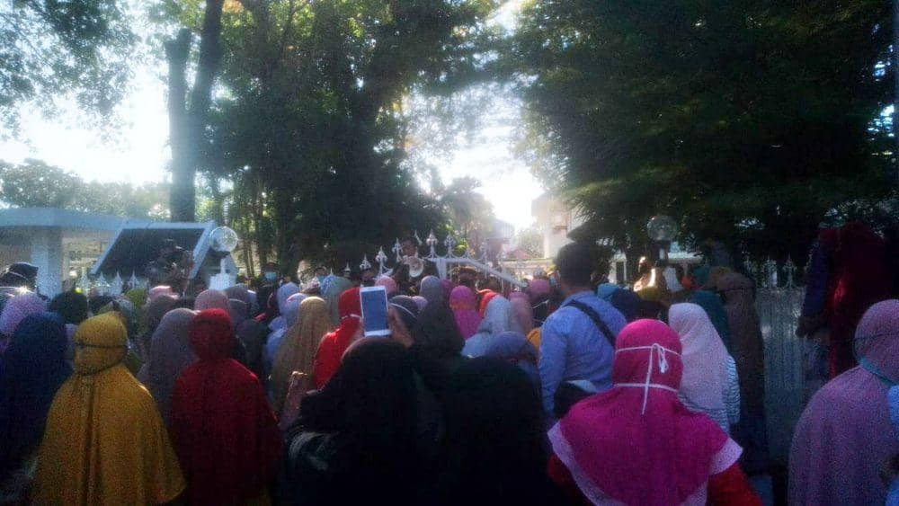 Aksi unjuk rasa warga Pulau Kodingareng, di Rujab Gubernur Sulsel di Makassar. IDN Times/Istimewa