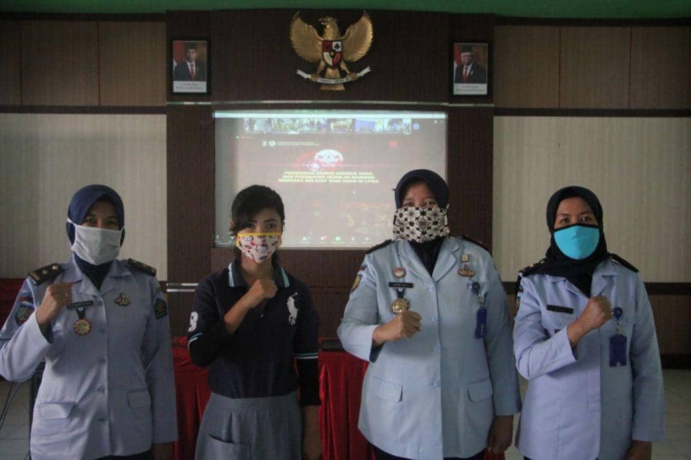 Seorang napi anak saat bersama Kalapas Bulu Semarang. Dok humas Lapas Bulu Semarang