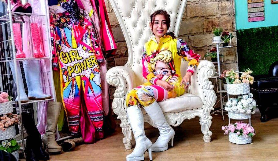 Nina Agustin terlihat modis dengan baju hazmat unik yang ia kenakan. IDN Times/ Alfi Ramadana