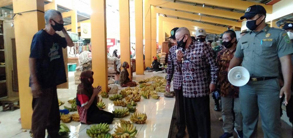 Bupati Bantul Suharsono sosialisasikan Perbup AKB kepada pedagang pasar.IDN Times/Daruwaskita