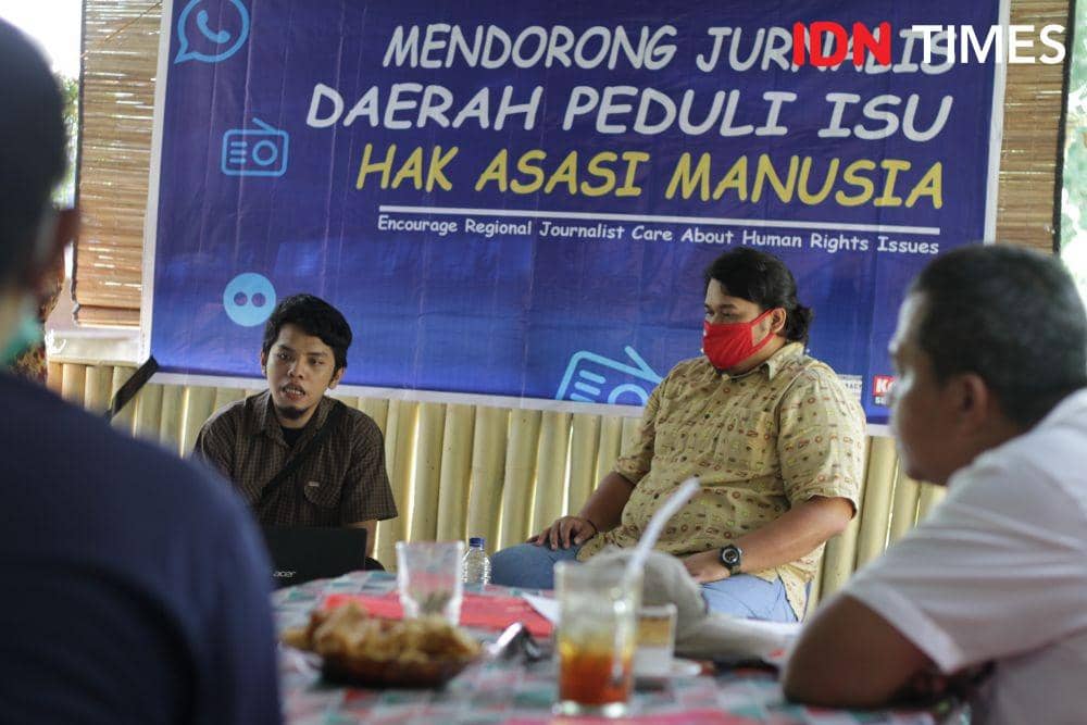 Koordinator KontraS Sumut Amin Multazam Lubis saat berdiskusi bersama para jurnalis di Kabupaten Deli Serdang, Sumatra Utara, Kamis (23/7/2020). (IDN Times/Prayugo Utomo)
