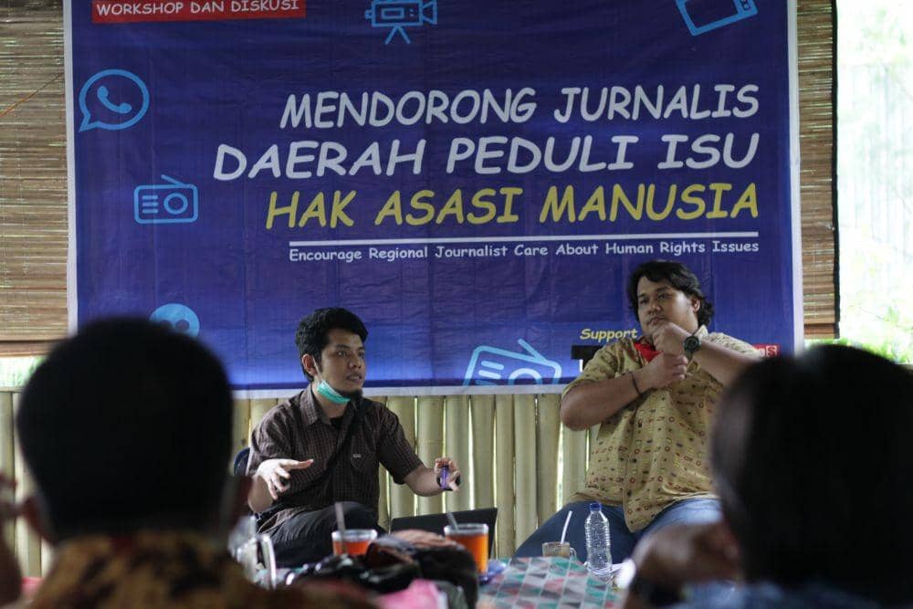 Koordinator KontraS Sumut Amin Multazam Lubis (kiri) saat berdiskusi bersama para jurnalis di Kabupaten Deli Serdang, Sumatra Utara, Kamis (23/7/2020). (IDN Times/Prayugo Utomo)