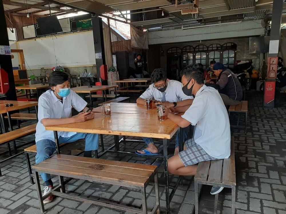 Ilustrasi. Wifi gratis untuk pembelajaran daring di Warkop PituLikur, Surabaya (Instagram.com/warkoppitulikur)