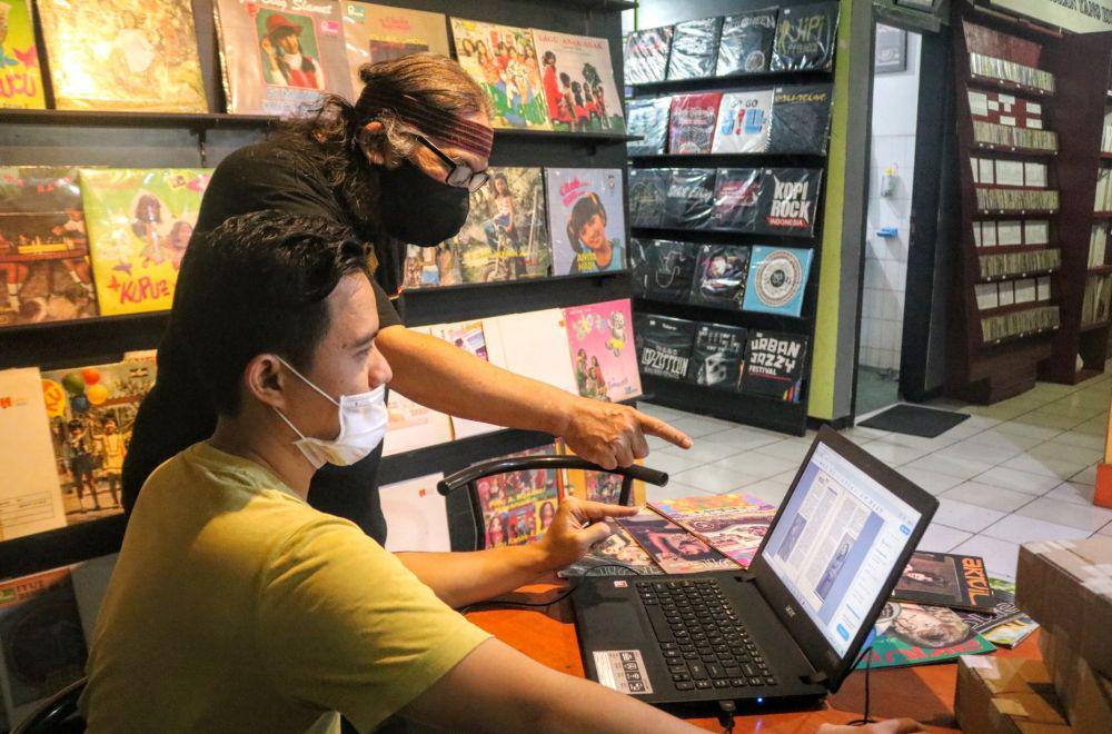 Hengki Herwanto (kanan) bersama pengurus MMI saat melakukan proses editing digitalisasi Majalah Aktuil. IDN Times/Alfi Ramadana