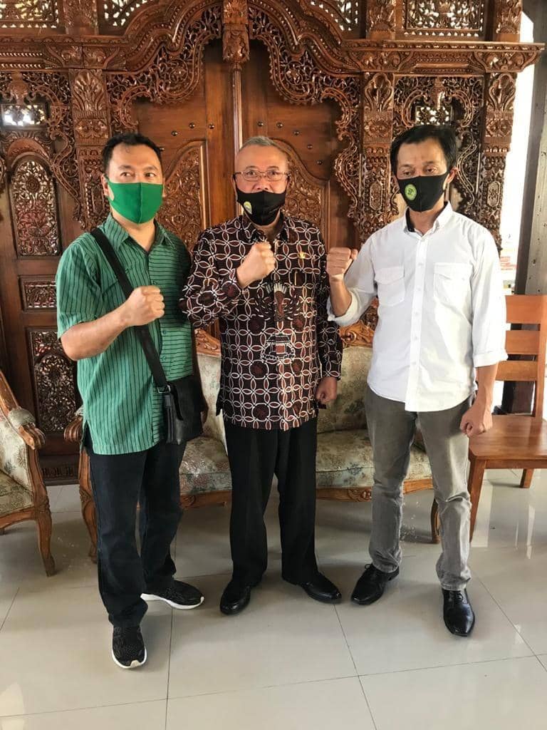 Anggota DPRD Bantul dari PPP, Eko Sutrisno Aji dan Jumakir berfoto bersama calon bupati Bantul Suharsono. IDN Times/Daruwaskita