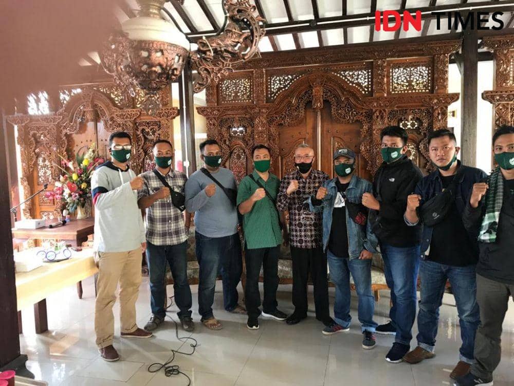 Bakal calon bupati Bantul Suharsono bersama pengurus laskar PPP Bantul. IDN Times/Daruwaskita