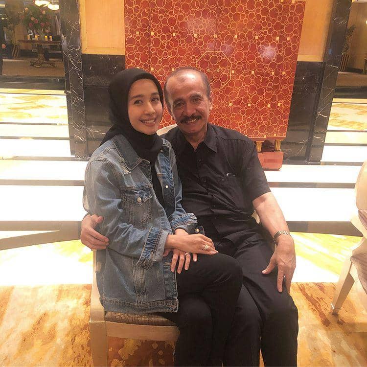 Jarang Tersorot, 9 Potret Kedekatan Laudya Cynthia Bella dan Papa