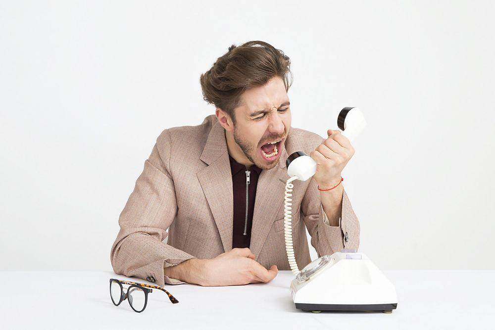Ilustrasi pria sedang telepon (Pexels.com/Moose Photos)
