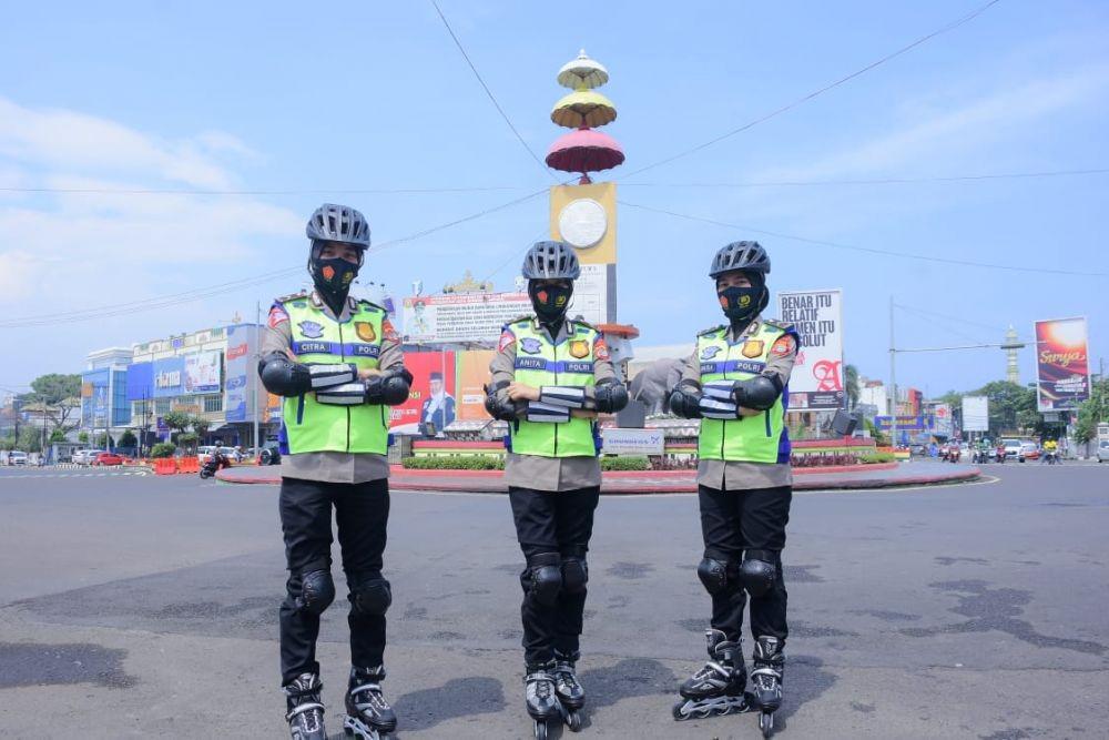 Aksi Polwan Bersepatu Roda di Tugu Adipura Jadi Magnet Pengendara