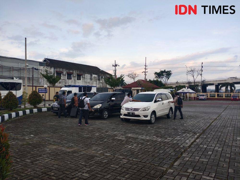 Tim penyidik KPK bergegas pulang usai melakukan pemeriksaan sejumlah saksi di Polresta Samarinda. (IDN Times/Zulkifli Nurdin)