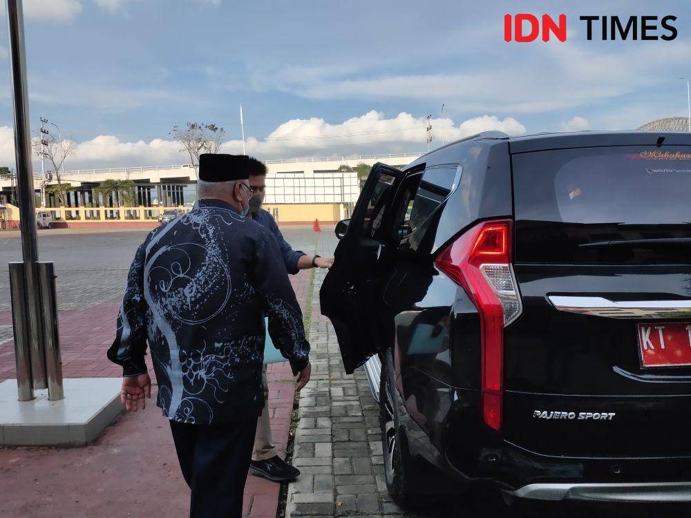 Setelah diberi 20-25 pertanyaan oleh tim penyidik KPK, Sekkab Irawansyah langsung bertolak ke kediamannya di Kutim. (IDN Times/Zulkifli Nurdin)