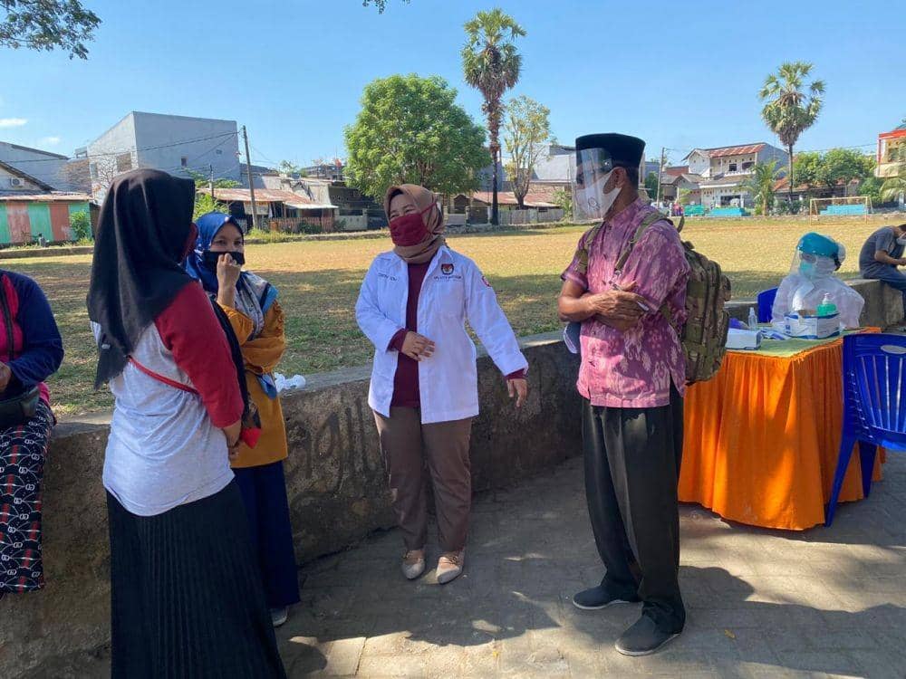 PPDP KPU Makassar saat bertugas coklit ke rumah warga. IDN Times/KPU Makassar