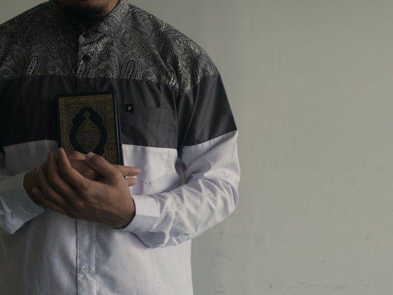 ilustrasi pemuda alim (unsplash.com/@masjidmpd)