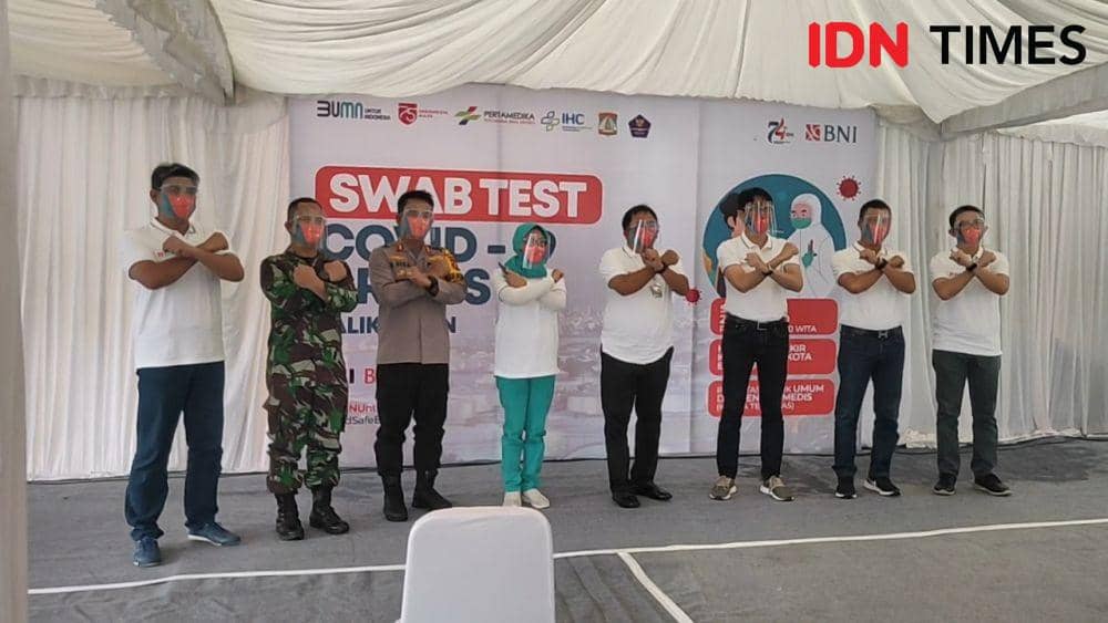 Kegiatan tes swab massal di Balikpapan yang diikuti ratusan warga, 25 Juli 2020 ( IDN Times/Haikal)