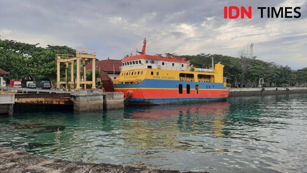 Masyarakat yang hendak ke Nusa Penida bisa menyebrang memanfaatkan KMP Nusa Jaya Abadi dari Pelabuhan Padang Bai (IDN Times/Wayan Antara)